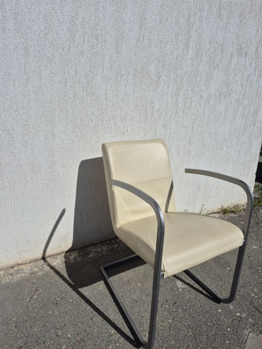 Vand scaun cadru metalic,sezut/spatar tapitat culoarea crem,made Italy