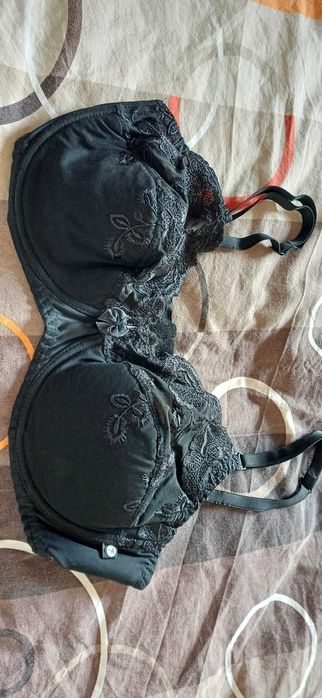 Сутиен FINESE 80D с Бродирана Дантела и Свалящи Презрамки в черно!