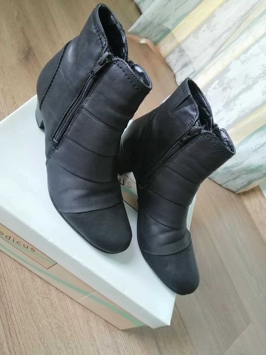 Дамски боти естествена кожа №36, цена 12 лв, черни
