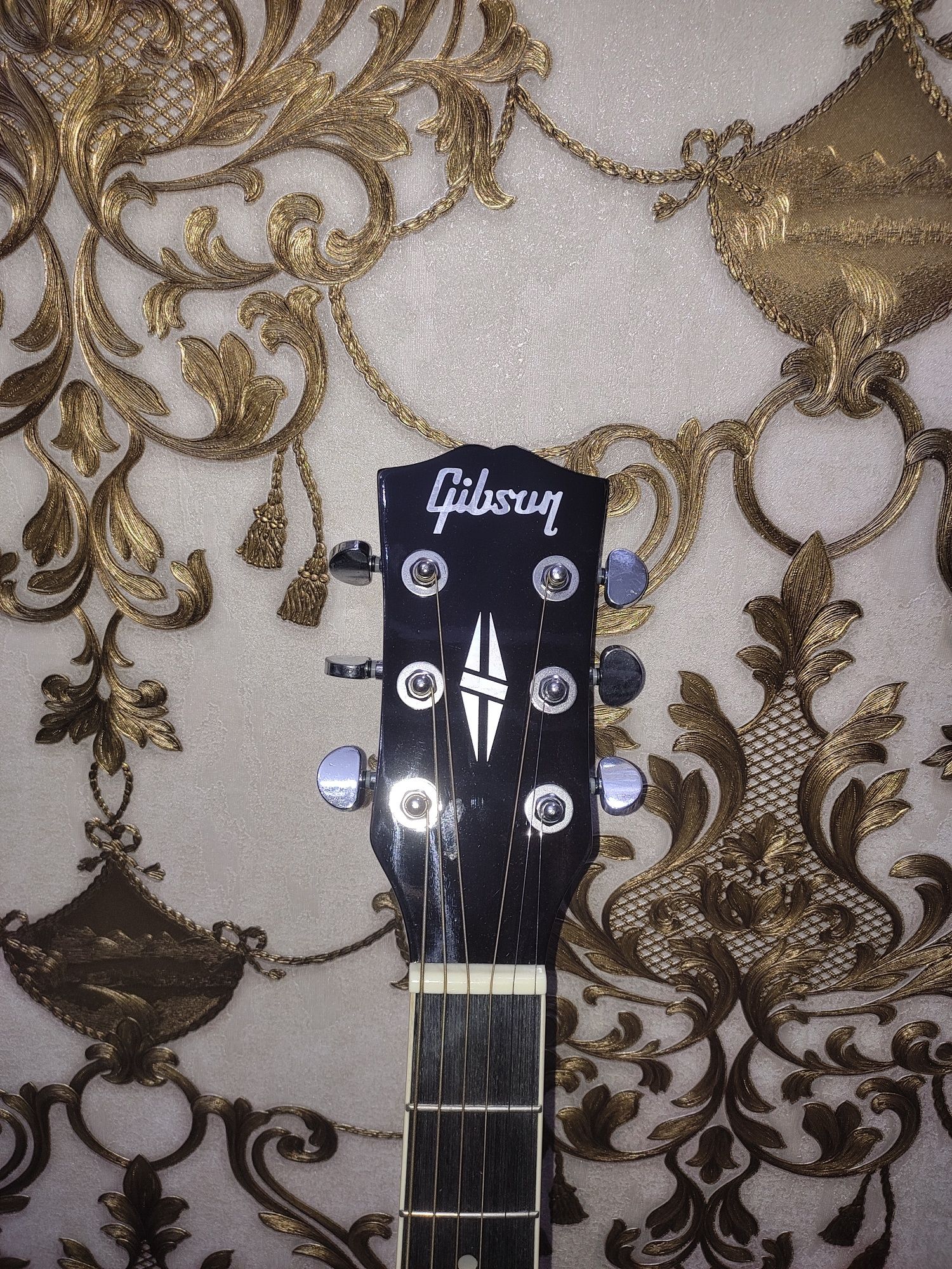 Gitara sotiladi!