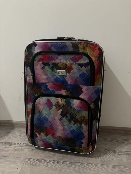 Продам средний чемодан