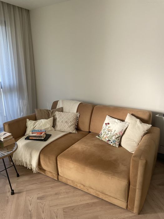 Диван с местещи се облегалки