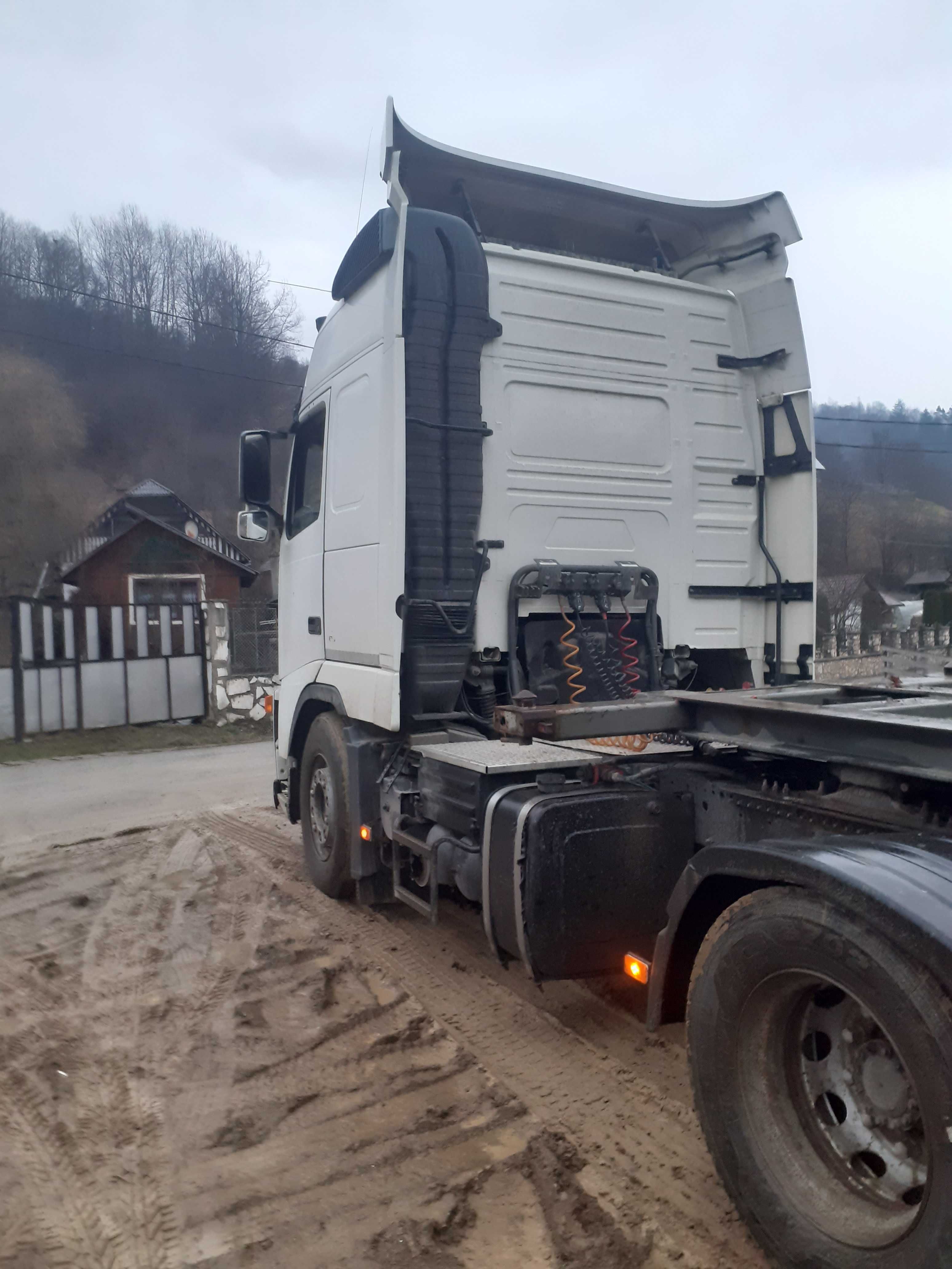 Vand cap tractor volvo 440 si semiremorca transport container