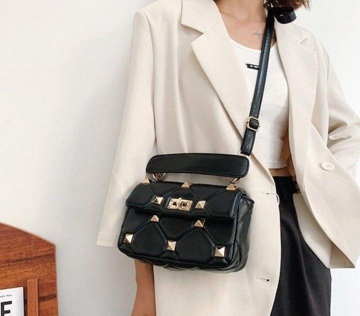 Geanta damă model Garavani, accesorii metalice aurii, saculet