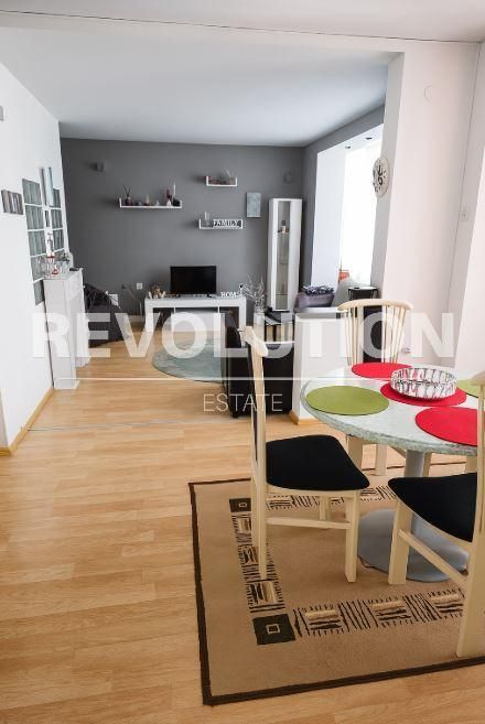 Дава се под наем Тристаен апартамент в Варна, ВИНС - 100 кв.м за 600 € - Снимка #1