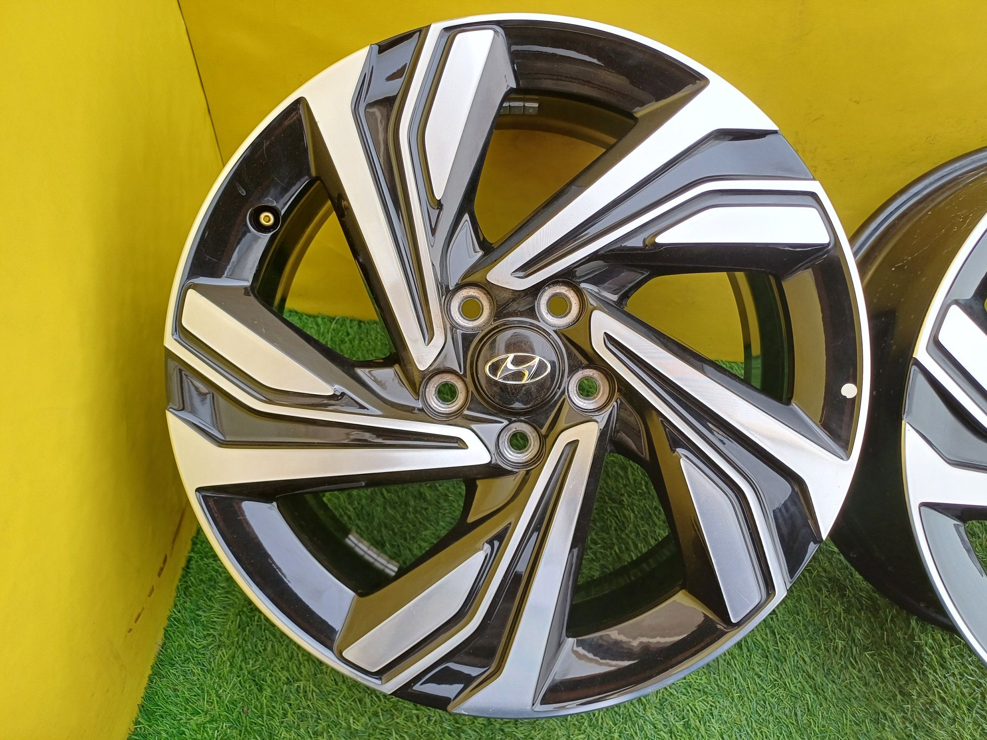 Диски R18 5x114,3 на Hyundai и другие.