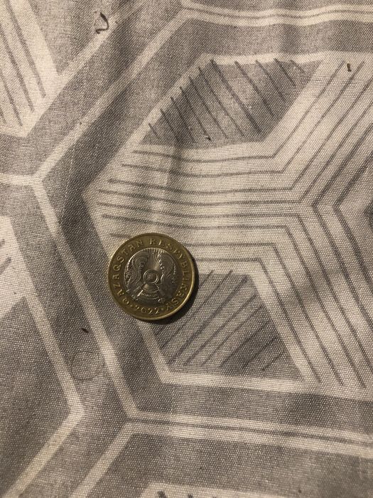 Продам. Манету  100 тенге. За  30000 тышь