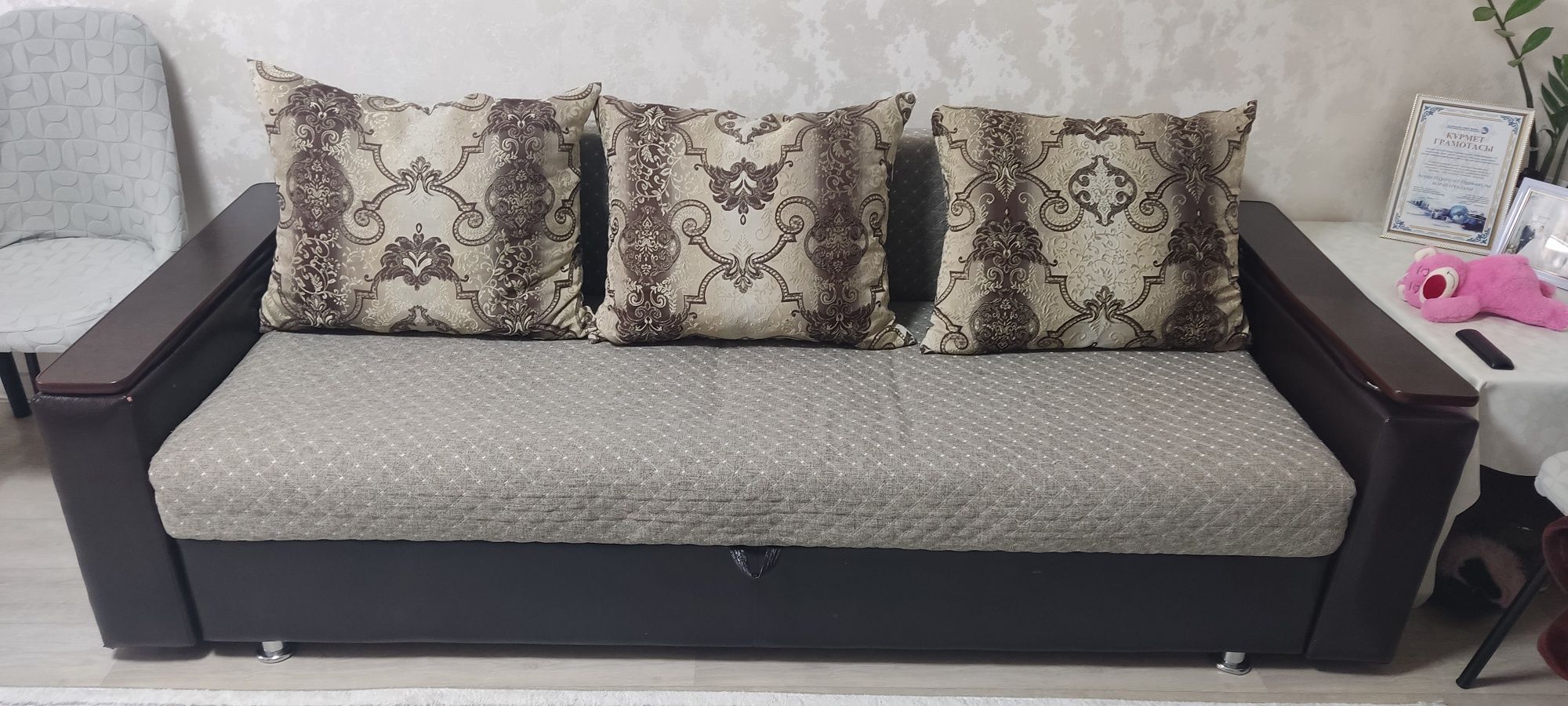 Продам диван в хорошем качестве!!!