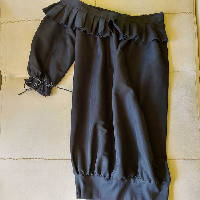 Къса черна рокля