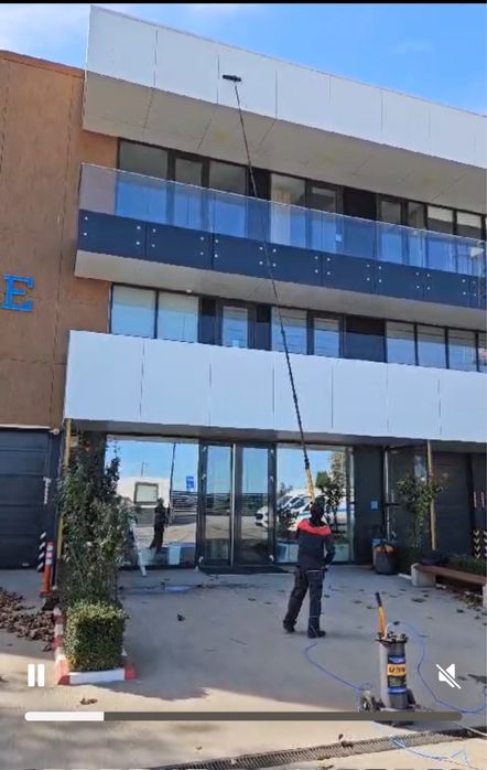 Vand domenii servicii de spalat panouri fotovoltaaice solare perii sit