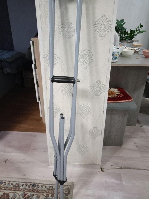 Продам костыли м подлокодниками, шипами.