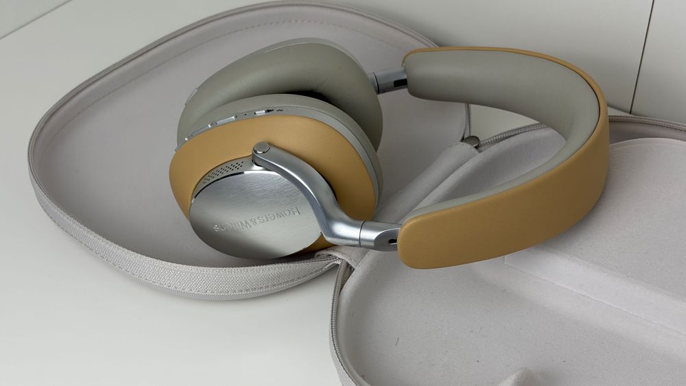 Casti Bowers and Wilkins PX8