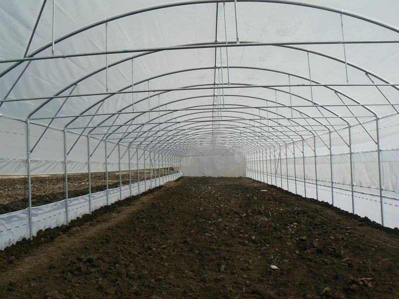 Продавам тунелна оранжерия