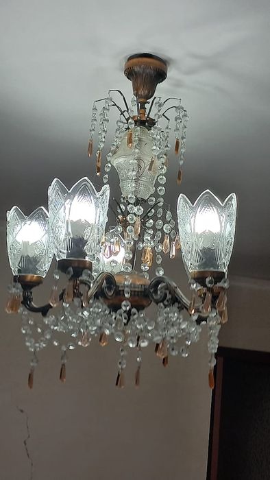 Продам хрустальную  Люстру в отличном состоянии