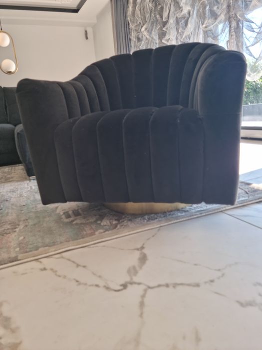 Vând fotoliu rotativ negru din catifea