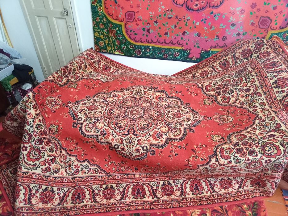 Продам ковёр 2*3  большой
