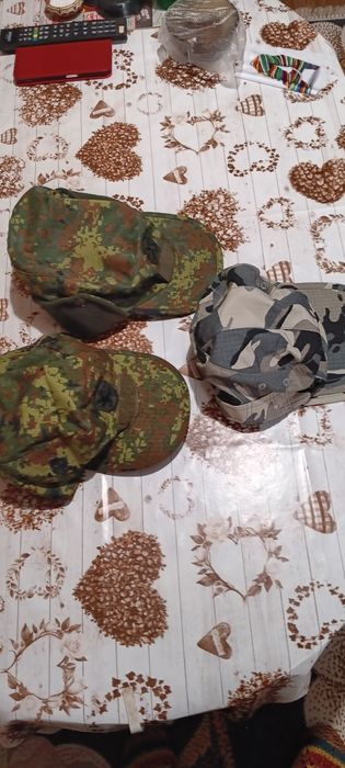 Продавам чисто нови Военни шапки едната е зимна номер 60