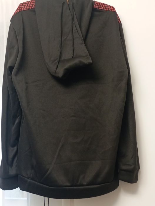 Trening negru cu puncte roși.