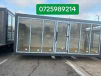 Container modular 3m x 6m cu vitrina si riflaj lemn grup sanitar