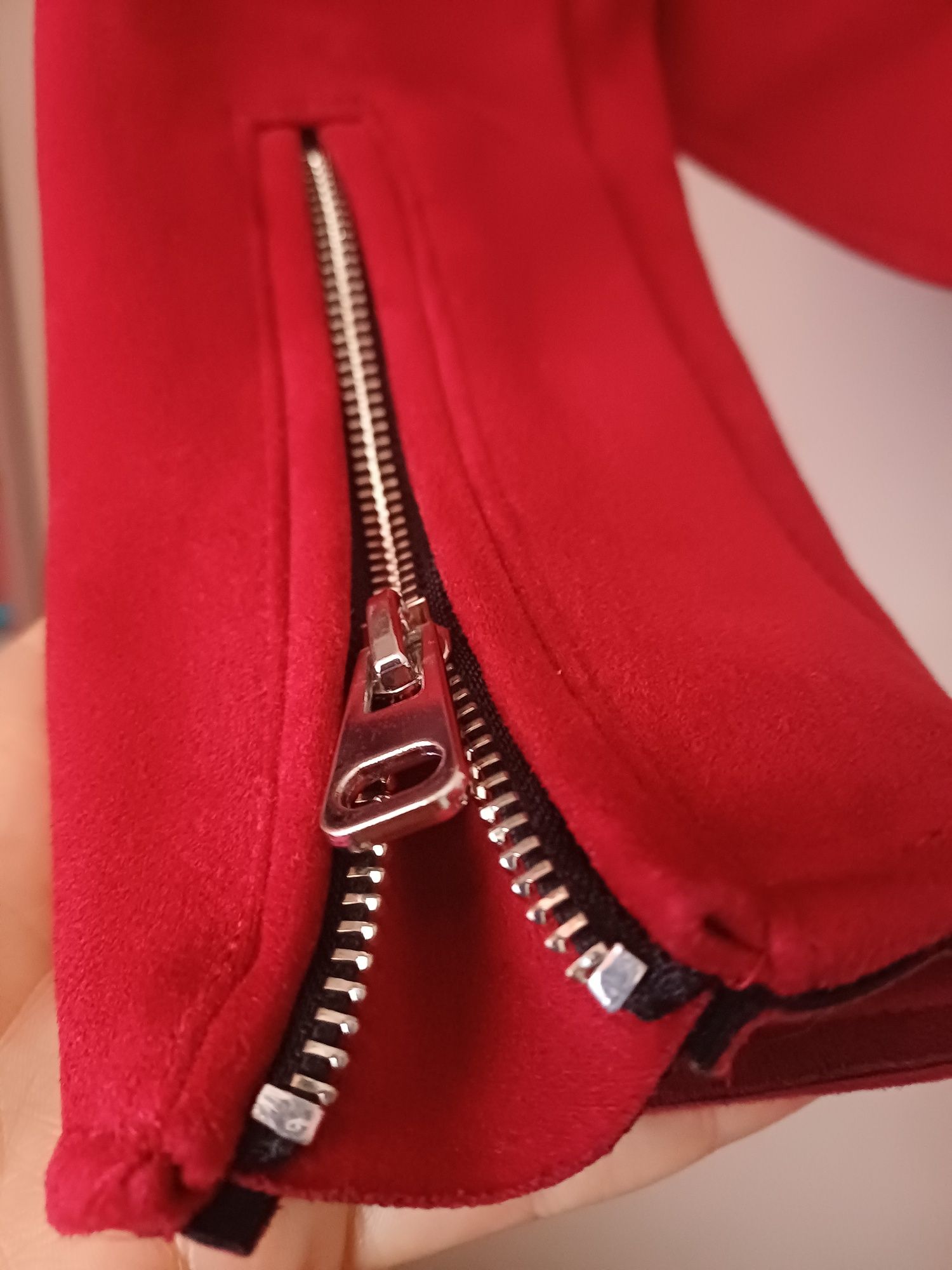Яке bershka в малинено червено