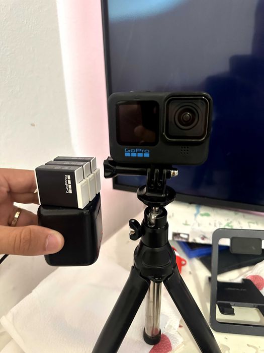 GoPro Hero 11 + 3 оригинални батерии + Charger + статив / selfie stick