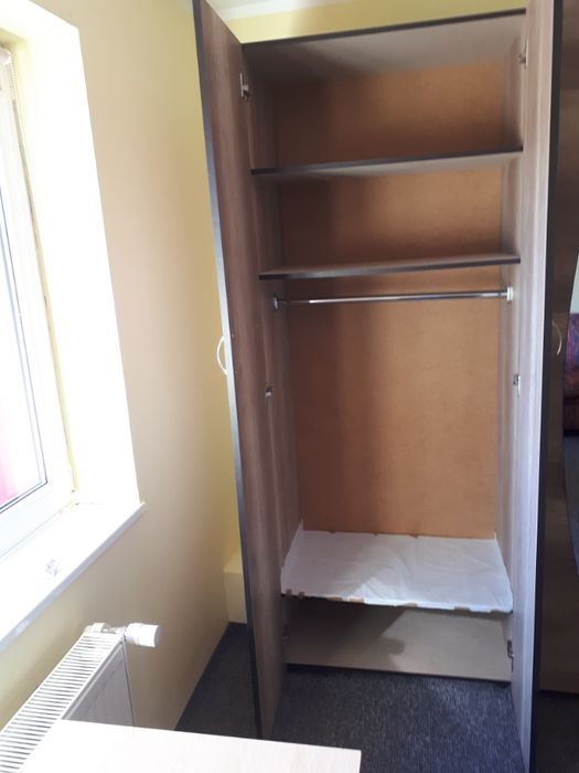 vand 3 dulapuri si 1 bibiloteca aproape noi