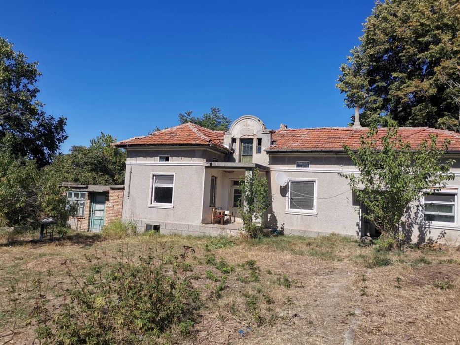 Продава се масивна тухлена къща в с.Макариополско