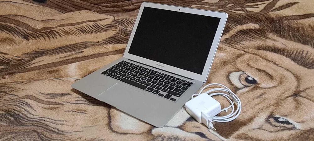 Laptop Apple Macbook Air 2015 cu procesor I7,8 Gb RAM si SSD de 500 Gb