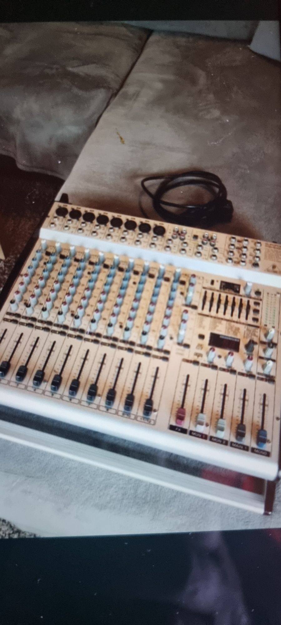 Тон колони сватбарски и мишпулт Behringer pmx3000
