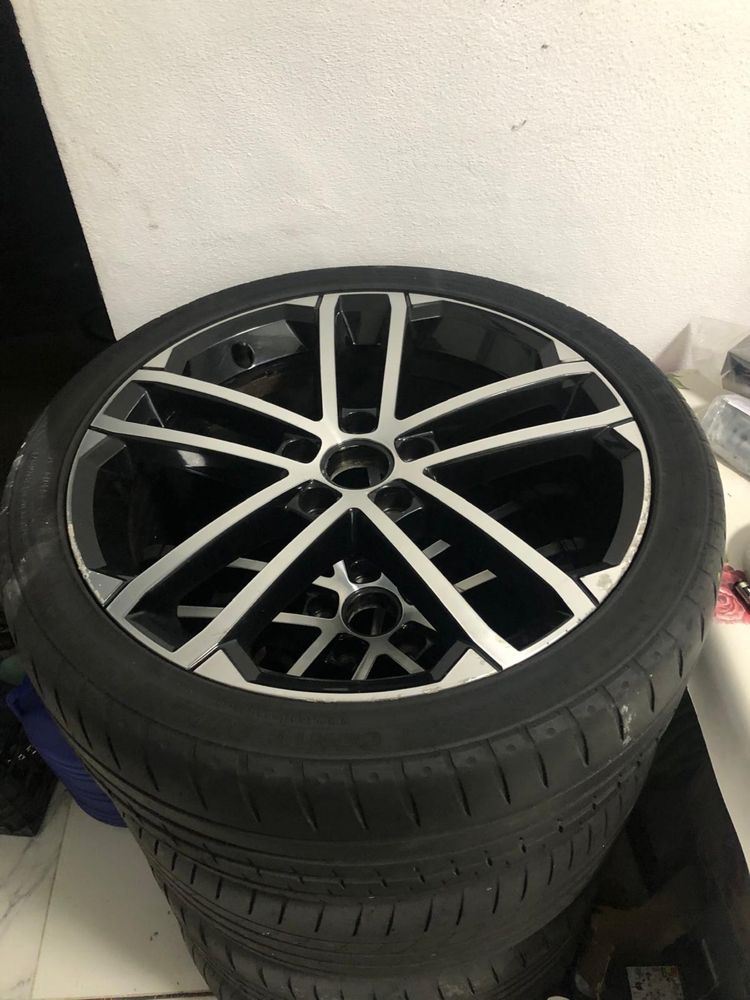 Jante nogaro pe 18 de golf