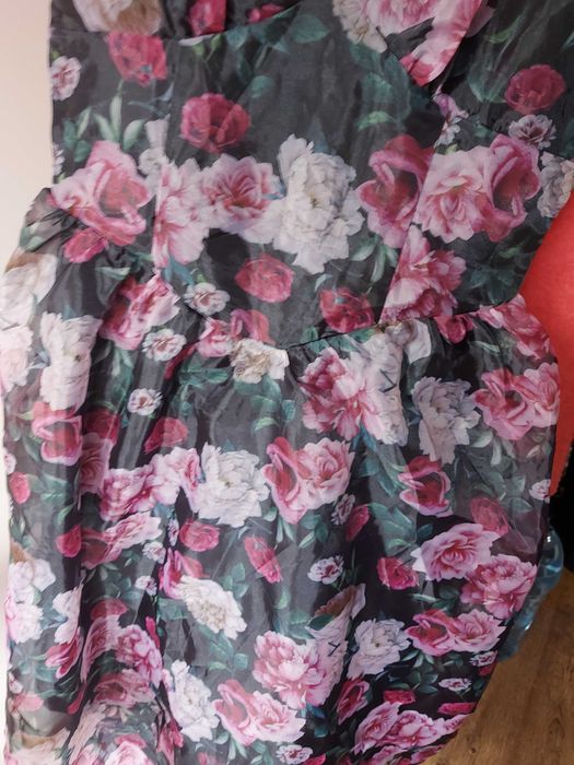 Rochie midi cu motive florale, nouă cu etichetă.