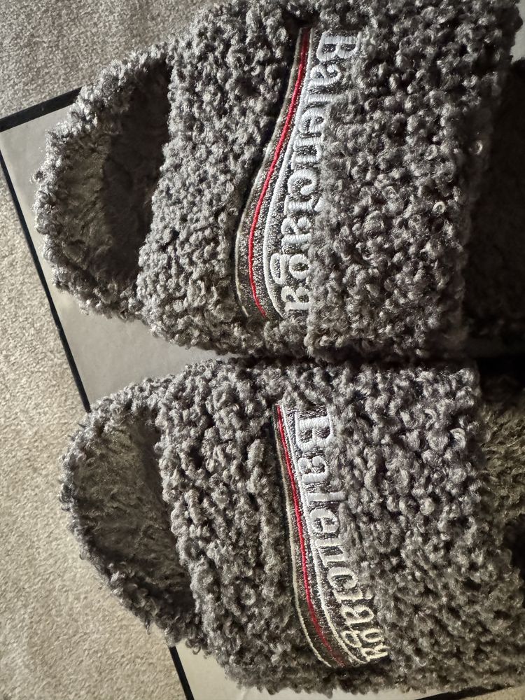 Balenciaga пухени чехли