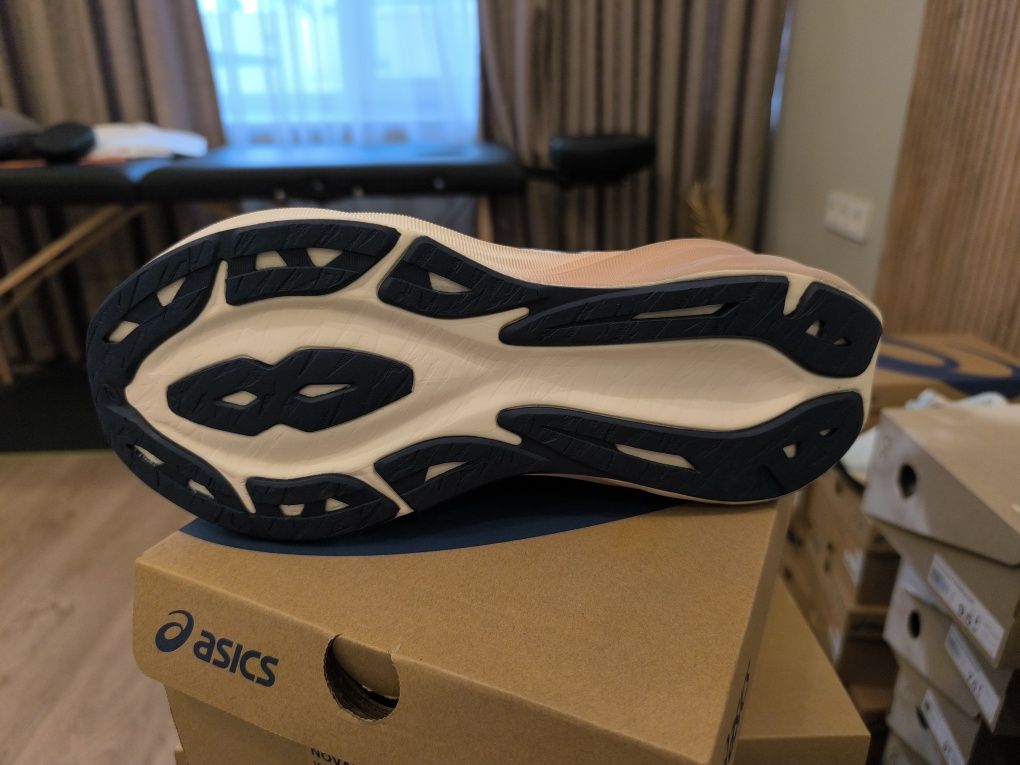 Asics дамски  спортни обувки НОВИAsics Novablast 3 , Номера -39.5, 40.