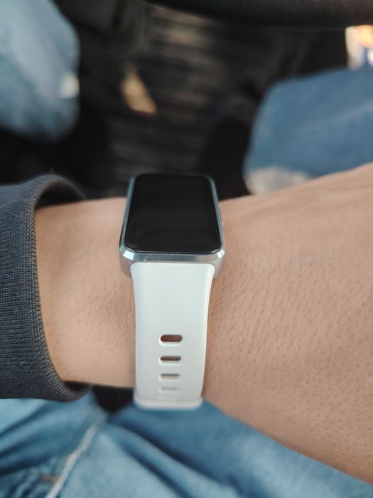 Huawei BAND 10 oq Rang yengide ideal sro'chna sotiladi