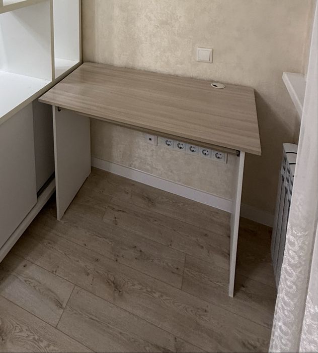 Стол парта в хорошем состоянии , можно использовать для компьютера