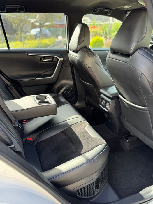Toyota RAV4 4X2 / 52.000KM   / 2.5 Hybrid E-CVT / Exclusive Bi-Tone