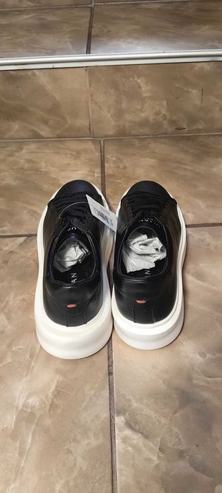 Продавам спртни обувки