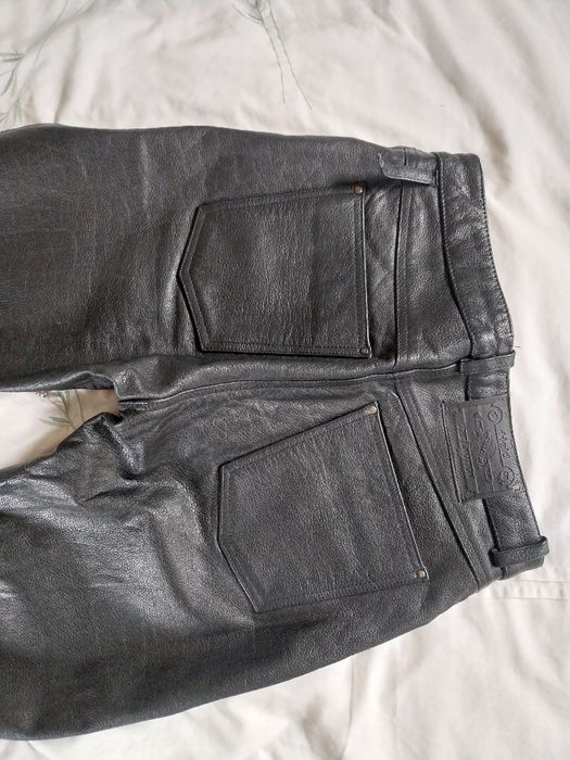 Pantaloni de piele mărimea aprox. 42.