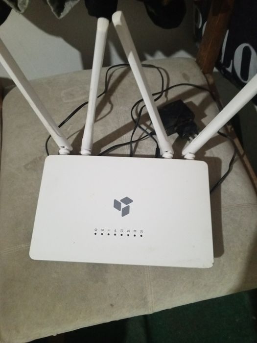 Продам двухдиапазонный Wi-Fi роутер SNR-CPE-MD2 (5 GHz)