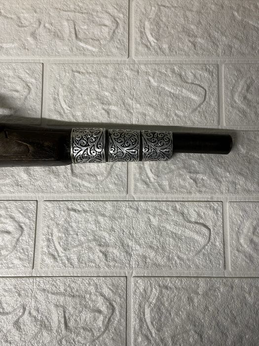 Стар пистолет с вградени орнаменти