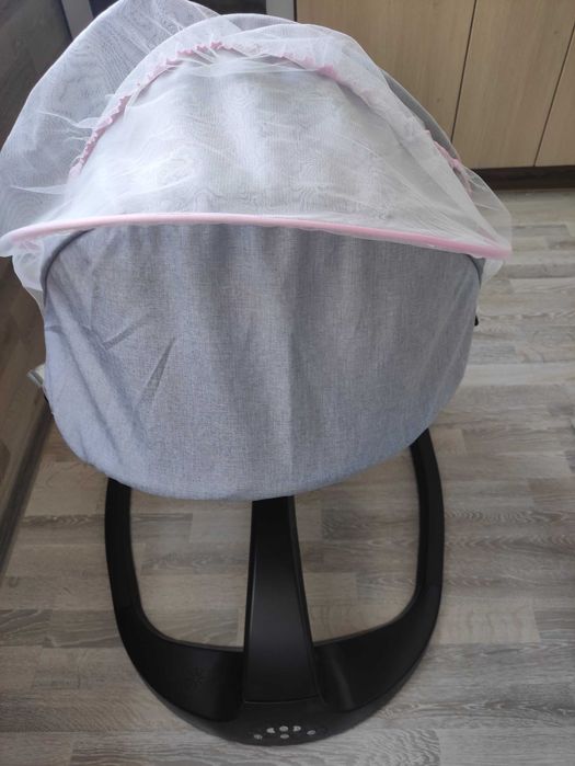 Продавам в добро състояние електрическа люлка Moni Meira