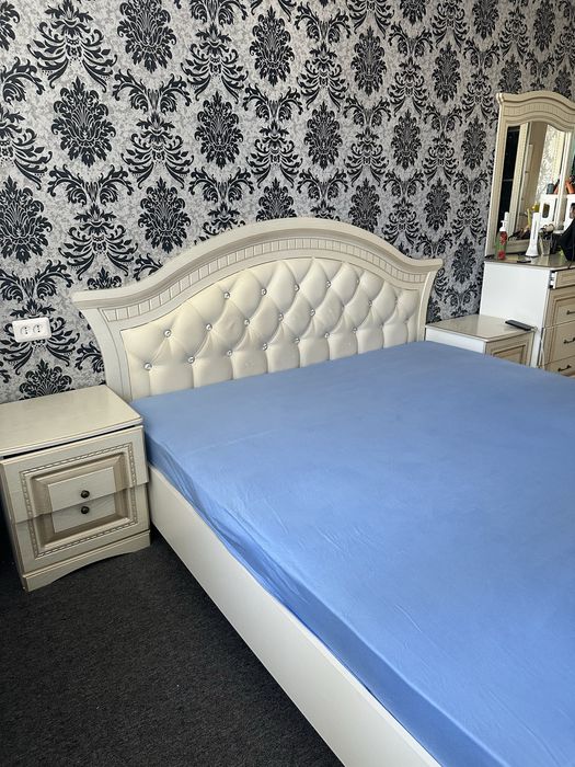 Кровать двухспальная с тумбочками