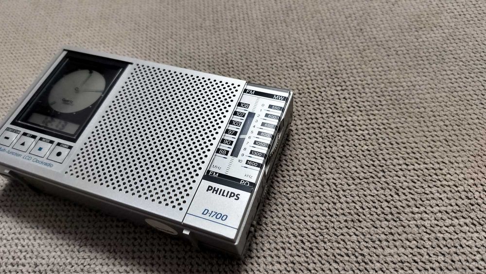 Vintage Radio Portabil Philips Multi Function LCD Clockradio D-1700
