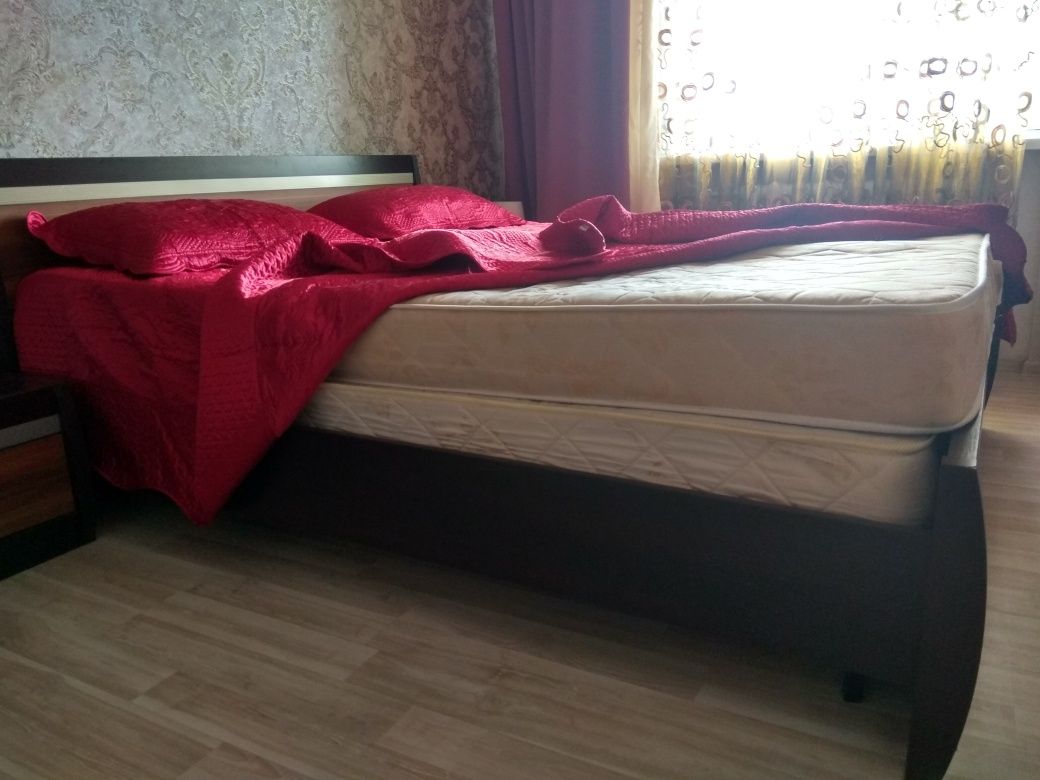Кровать двухспальная продам