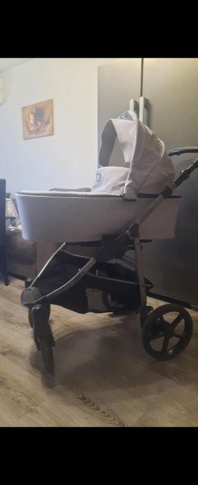 Бебешка количка (лесно маневрена]