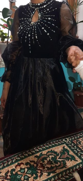 Vechirne koʻylak sotiladi yonidagi toshlari qoʻl  ishi 42 razmer