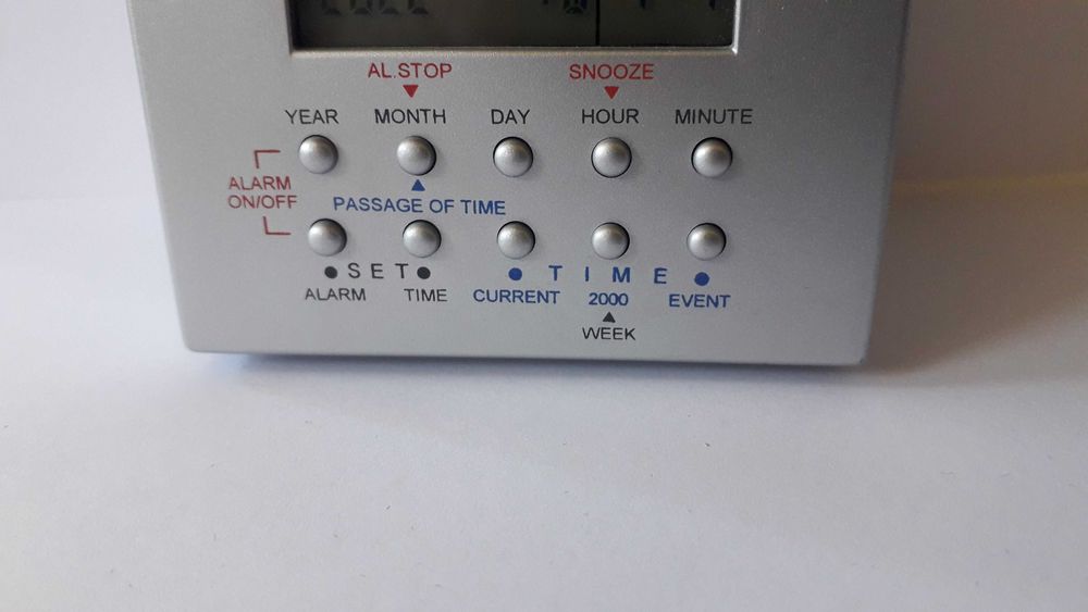 часовник антикварен, куб марка Рееко  Reeko, будилник, календар