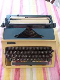 Ретро пишеща машина Ерика 42 плюс подарък шевна машина