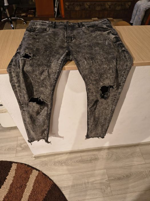 Blugi skinny jeans rupti