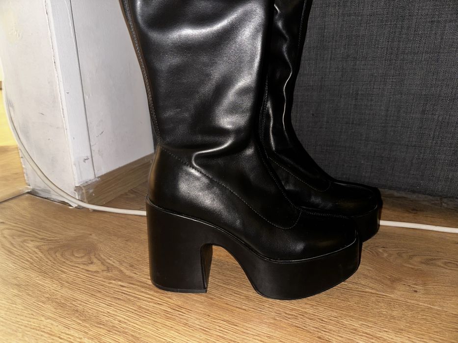 Високи ботуши над коляно